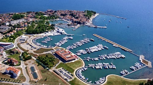 Apartmani Erica Pineta - Obiteljsko proljeće u Novigradu, Novigrad, Istra, Hrvatska - 145 EUR - 3x noćenje u dvosobnom apartmanu Erica Lux s terasom ili dvorištem (ovisno o raspoloživosti) za do 4 osobe (2 odrasle osobe i 2 djece), Posteljina i ručnici