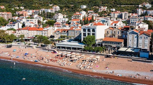 Hotel Riva by Aycon - Obiteljsko ljeto u Petrovcu, Petrovac, Crna Gora - 550 EUR - 3x noćenje u dvokrevetnoj Standard sobi s pogledom na atrium ili na planine za 2 osobe (1 dijete do 11,99 godina besplatno), Doručak
