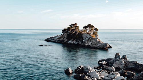 Hotel Riva by Aycon - Obiteljsko ljeto u Petrovcu, Petrovac, Crna Gora - 632 EUR - 3x noćenje u dvokrevetnoj Standard sobi s pogledom na atrium ili na planine za 2 osobe (1 dijete do 11,99 godina besplatno), Doručak
