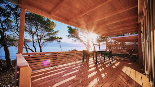 Mobilne kućice Bunja Boutique Camping - Proljeće i 1. svibanj na Braču, Supetar, otok Brač, Dalmacija, Hrvatska - 230 EUR - 4x noćenje u Premium mobilnim kućicama (4+2) za do 6 osoba (4 odrasle osobe i 2 djece do 11,99 godina), Korištenje posteljine i ručnika