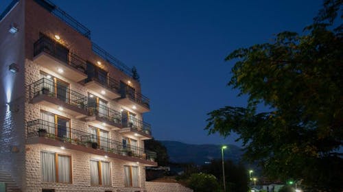 Hotel Twelve by Aycon - Obiteljski početak i kraj ljeta, Budva, Crna Gora - 377 EUR - 3x noćenje u dvokrevetnoj Standard sobi (s dodatnim ležajem) za 2 osobe (1 dijete do 11,99 godina besplatno), Doručak