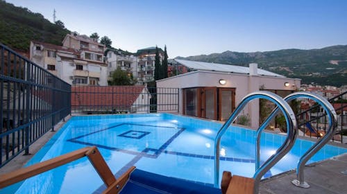 Hotel Twelve by Aycon - Obiteljsko ljeto, Budva, Crna Gora - 536 EUR - 3x noćenje u dvokrevetnoj Standard sobi (s dodatnim ležajem) za 2 osobe (1 dijete do 11,99 godina besplatno), Doručak