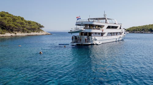 4-dnevno mini krstarenje Jadranom - Polazak iz Splita - MS Elixir, Split, Dalmacija, Hrvatska - 499 EUR - 4-dnevno krstarenje brodom po ruti: Split – Hvar – Biševo – Vis – Milna – Split, 3x noćenje u dvokrevetnoj kabini donja paluba (klima i privatna kupaonica) na brodu MS Elixir Deluxe kategorije (dužina 40 m) za 1 osobu