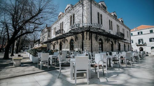 Hotel Platani - Obiteljski odmor u čarobnom Trebinju, Trebinje, Bosna i Hercegovina - 78,50 EUR - 1x noćenje u dvokrevetnoj sobi za 1 osobu (1 dijete do 8 godina besplatno), Doručak