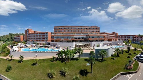 Hotel Albatros Plava Laguna - All inclusive obiteljsko ljeto u Poreču, Poreč, Istra, Hrvatska - 1.359 EUR - 5x noćenje u dvokrevetnoj Economy sobi s dodatnim ležajem za 2 osobe (1. dijete do 11,99 godina i 2. dijete do 4,99 godina besplatno), All inclusive