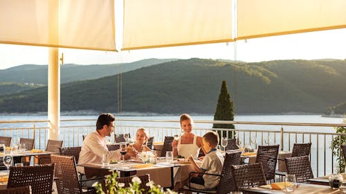 Valamar Sanfior Hotel - Obiteljski proljetni praznici u Rapcu, Rabac, Istra, Hrvatska - 423 EUR - 2x noćenje u sobi „Room for 2+1 Seaside“ za 2 osobe (1 dijete do 11,99 godina besplatno), Polupansion s uključenim bezalkoholnim negaziranim pićima iz šankomata tijekom obroka