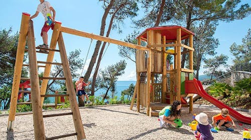 Valamar Sanfior Hotel - Obiteljski proljetni praznici u Rapcu, Rabac, Istra, Hrvatska - 491 EUR - 2x noćenje u sobi „Junior Suite“ za 2 osobe (2 djece do 11,99 godina besplatno), Polupansion s uključenim bezalkoholnim negaziranim pićima iz šankomata tijekom obroka