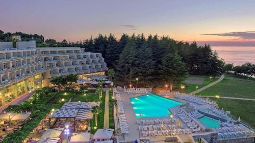 Hotel Mediteran Plava Laguna - Obiteljsko ljeto u Poreču, Poreč, Istra, Hrvatska - 929 EUR - 5x noćenje u dvokrevetnoj Classic sobi s dodatnim ležajem i balkonom za 2 osobe (1. dijete do 11,99 godina i 2. dijete do 4,99 godina besplatno), Polupansion