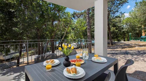 Holiday Homes Oštro Kraljevica - Lipanjska morska idila u srcu prirode, Kraljevica, Hrvatska - 298 EUR - 2x noćenje u dvoetažnoj kući (s dvije spavaće sobe i sofom na razvlačenje) za do 5 osoba, Boca pjenušca prilikom dolaska