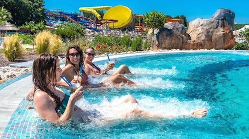 Aquapark Aquacolors - Cjelodnevna ulaznica za odrasle - Srpanj i kolovoz, Poreč, Istra, Hrvatska - 35 EUR - 1x cjelodnevna ulaznica za osobe iznad 120 cm, Korištenje atrakcija i bazena vodenog parka Aquacolors