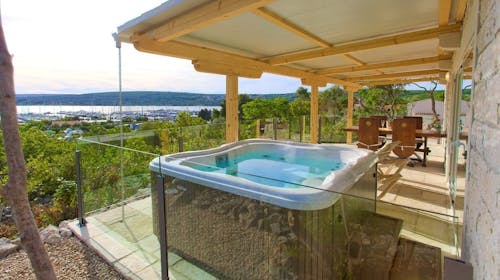 Holiday homes Kanajt - Wellness opuštanje na Krku tijekom tjedna - Holiday Homes Deluxe sa jacuzzijem, Punat, otok Krk, Hrvatska - 644 EUR - 3x noćenje u Holiday Homes Deluxe (4+2) sa jacuzzijem za 4 osobe, Bogati buffet doručak