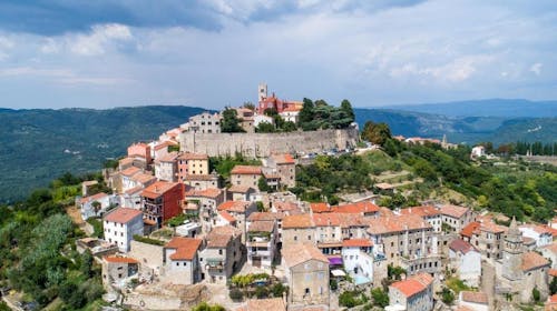 Casa Rossa - Bajkoviti odmor u Motovunu, Motovun, Istra, Hrvatska - 88 EUR - 1x noćenje u dvokrevetnoj sobi za 2 osobe, Bogati istarski doručak iz odabranih lokalnih sastojaka za 2 osobe