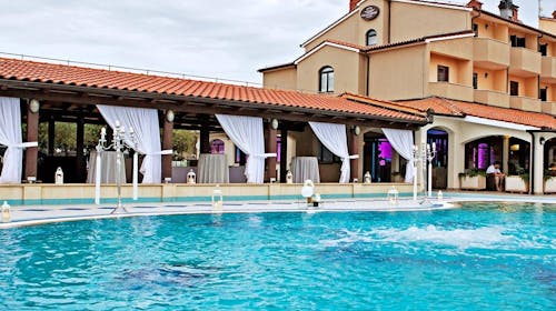 Hotel Villa Letan - Romantično ili obiteljsko ljeto, Peroj, Istra, Hrvatska - 942 EUR - 5x noćenje u dvokrevetnoj sobi s balkonom za 2 osobe (1 dijete do 2,99 godina i 1 dijete do 11,99 godina besplatno), Polupansion