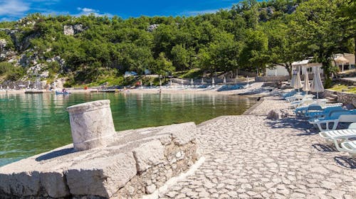 Holiday resort Kačjak - Ljeto za parove, Kačjak, Hrvatska - 749 EUR - 7x noćenje u Standard dvokrevetnoj sobi s balkonom na morskoj strani za 2 osobe, Polupansion