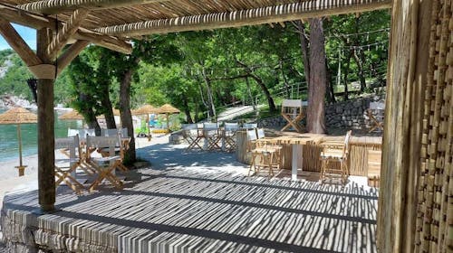 Holiday resort Kačjak - Ljeto za obitelji - Posebna akcija, Kačjak, Hrvatska - 298 EUR - 3x noćenje u trokrevetnoj sobi s balkonom na morskoj strani za 2 osobe (1 dijete do 11,99 godina besplatno), Polupansion