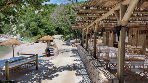 Holiday resort Kačjak - Ljeto za obitelji - Posebna akcija, Kačjak, Hrvatska - 835 EUR - 7x noćenje u trokrevetnoj sobi s balkonom na morskoj strani za 2 osobe (1 dijete do 11,99 godina besplatno), Polupansion