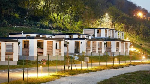 Kamp Terme Jezerčica - Proljetno opuštanje u mobilnim kućicama s polupansionom tijekom vikenda, Donja Stubica, Hrvatska - 349 EUR - 2x noćenje u mobilnoj kućici "Exclusive 4+2" za 2 osobe (2 djece do 4,99 godina besplatno), Polupansion