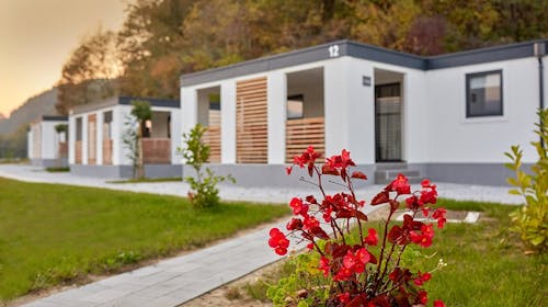 Kamp Terme Jezerčica - Proljetno opuštanje u mobilnim kućicama tijekom vikenda, Donja Stubica, Hrvatska - 294 EUR - 2x noćenje u mobilnoj kućici "Exclusive 4+2" za 2 osobe (2 djece do 4,99 godina besplatno), Neograničeno korištenje unutarnjih bazena s termalnom ljekovitom vodom i vanjskih bazena