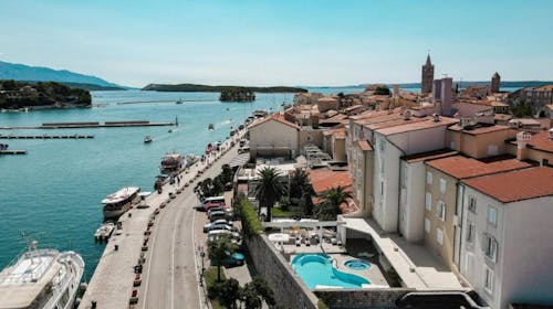 Hotel International - Početak ljeta na Rabu, Rab, Hrvatska - 550 EUR - 5x noćenje u dvokrevetnoj sobi s pogledom na grad ili more (ovisi o raspoloživosti) za 2 osobe (1 dijete do 6 godina besplatno), Polupansion