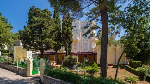 Hotel Vila Ružica - Prvomajski praznici ili produžen aktivni svibanjski vikend u Crikvenici, Crikvenica, Hrvatska - 414 EUR - 3x noćenje u dvokrevetnoj sobi (park strana) za 2 osobe, Polupansion