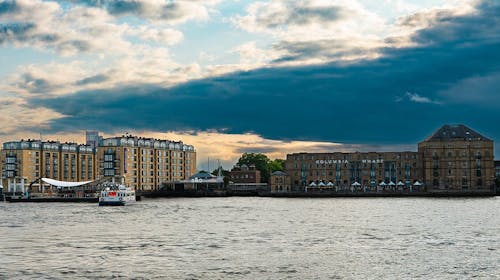 A&O London Docklands Riverside - Elegantni odmor tik uz Temzu, London, Ujedinjeno Kraljevstvo - 158 EUR - 2x noćenje u dvokrevetnoj Standard sobi ili obiteljskoj sobi za 2 osobe (2 djece do 17 godina besplatno), Buffet doručak