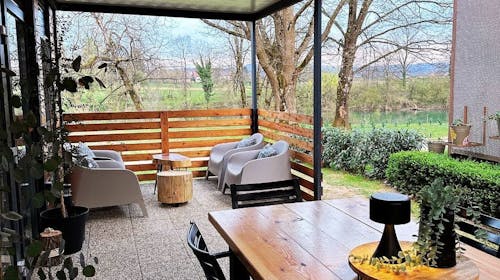 Magnolia House by the river - Last minute odmor na rijeci Kupi - Mobilna kućica Magnolia, Gradac, Slovenija - 256 EUR - 2x noćenje u opremljenim mobilnim kućicama "Magnolia" za do 6 osoba (4 odrasle osobe i 2 djece do 15,99 godina ili 5 odraslih osoba), Posteljinu i ručnike