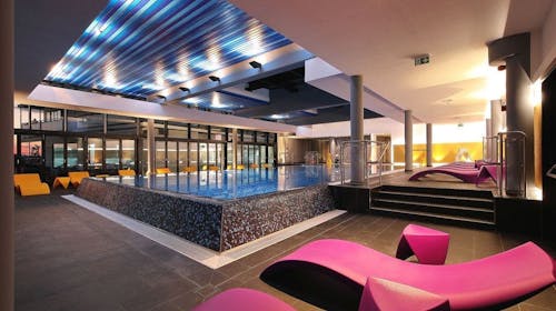 Ilirija Resort - Hotel Ilirija - Obiteljski paket opuštanja s punim pansionom, Biograd na Moru, Dalmacija, Hrvatska - 349 EUR - 2x noćenje u dvokrevetnoj Comfort sobi za 2 osobe (1 dijete do 12 godina i 1 dijete do 7 godina besplatno), Puni pansion