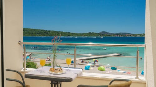 Hotel Duje - 1. svibanj i proljeće s pogledom na more, Vodice, Dalmacija, Hrvatska - 199 EUR - 2x noćenje u dvokrevetnoj sobi s balkonom i pogledom na more za 2 osobe, Polupansion