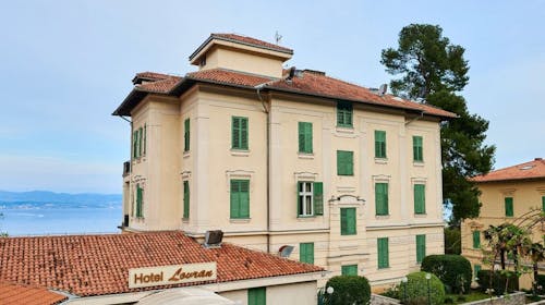 Hotel Lovran - Proljetni vikend odmor u Lovranu , Lovran, Hrvatska - 236 EUR - 2x noćenje u dvokrevetnoj Standard sobi s pogledom na ulicu za 2 osobe (1 dijete do 6,99 godina besplatno), Buffet doručak