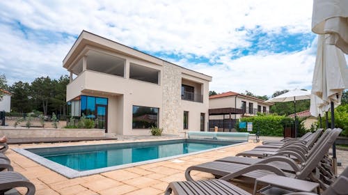 VSG Resort - Proljetni odmor na Krku uz bazen, saunu i jacuzzi, Klimno, Krk, Hrvatska - 250 EUR - 2x noćenje u dvosobnom Deluxe apartmanu s privatnom terasom (4+2) za 4 osobe, Korištenje novog unutarnjeg grijanog bazena, saune i vanjskog jacuzzija (uz prethodnu rezervaciju)