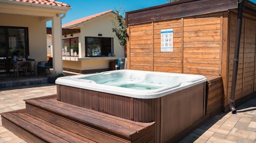 VSG Resort - Proljetni odmor na Krku uz bazen, saunu i jacuzzi, Klimno, Krk, Hrvatska - 300 EUR - 5x noćenje u jednosobnom apartmanu (2+2) s privatnom terasom za 2 osobe, Korištenje novog unutarnjeg grijanog bazena, saune i vanjskog jacuzzija (uz prethodnu rezervaciju)