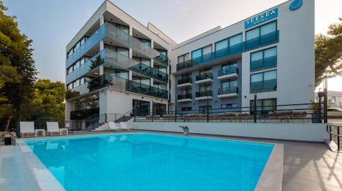 SeeSea Hotel - Obiteljski pozdrav ljetu u Vodicama, Vodice, Dalmacija, Hrvatska - 294 EUR - 2x noćenje u dvokrevetnoj sobi (pogled park) za 2 osobe (1 dijete do 2,99 godina i 1 dijete do 12,99 godina besplatno), Polupansion