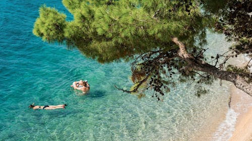 Sagitta Holiday Resort - Obiteljski početak ljeta u Omišu - Superior soba, Omiš, Dalmacija, Hrvatska - 289 EUR - 2x noćenje u Superior dvokrevetnoj sobi s balkonom (morska strana) za 2 osobe (1 dijete do 13,99 godina i 1 dijete do 4,99 godina besplatno), All inclusive