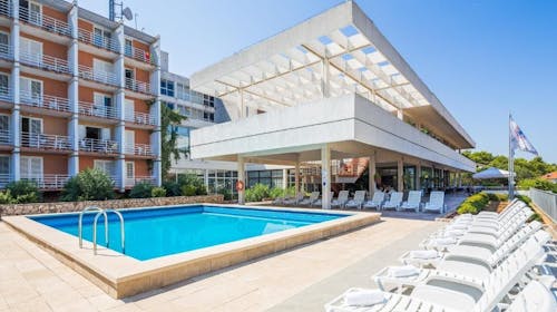 Hotel Hvar - All inclusive početak ljeta na Hvaru, Jelsa, otok Hvar, Dalmacija, Hrvatska - 230 EUR - 2x noćenje u Comfort dvokrevetnoj sobi s pomoćnim ležajem i balkonom (park strana) za 2 osobe (1. dijete do 11,99 godina i 2. dijete do 2,99 godina besplatno), All Inclusive
