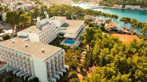 Hotel Hvar - All inclusive početak ljeta na Hvaru, Jelsa, otok Hvar, Dalmacija, Hrvatska - 345 EUR - 3x noćenje u Comfort dvokrevetnoj sobi s pomoćnim ležajem i balkonom (park strana) za 2 osobe (1. dijete do 11,99 godina i 2. dijete do 2,99 godina besplatno), All Inclusive