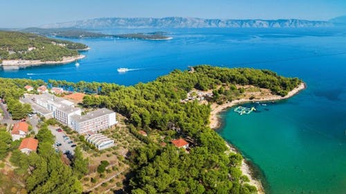 Hotel Hvar - All inclusive početak ljeta na Hvaru, Jelsa, otok Hvar, Dalmacija, Hrvatska - 462 EUR - 3x noćenje u Comfort dvokrevetnoj sobi s pomoćnim ležajem i balkonom (morska strana) za 2 osobe (1. dijete do 11,99 godina i 2. dijete do 2,99 godina besplatno), All Inclusive