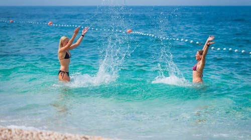 Kamp Adriatic Primošten - Obiteljski odmor u Dalmaciji za početak ljeta, Primošten, Dalmacija, Hrvatska - 320 EUR - 2x noćenje u mobilnoj kućici s 2 spavaće sobe i terasom (pogled kamp) za do 6 osoba (maksimalno 4 odrasle osobe i 2 djece do 11,99 godina), Posteljina i ručnici
