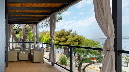 Kamp Adriatic Primošten - Obiteljski odmor u Dalmaciji za početak ljeta, Primošten, Dalmacija, Hrvatska - 480 EUR - 3x noćenje u mobilnoj kućici s 2 spavaće sobe i terasom (pogled kamp) za do 6 osoba (maksimalno 4 odrasle osobe i 2 djece do 11,99 godina), Posteljina i ručnici