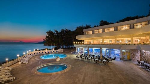 Fontana Resort - Početak ljeta na Hvaru, Jelsa, otok Hvar, Dalmacija, Hrvatska - 315 EUR - 3x noćenje u Maestral dvokrevetnoj Classic sobi s klimom, balkonom ili terasom (okrenute prema moru) za 2 osobe, Polupansion