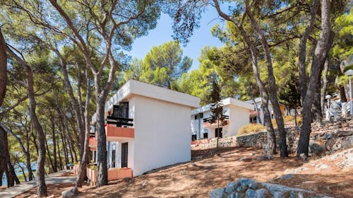 Fontana Resort - Početak ljeta na Hvaru u komfornim apartmanima, Jelsa, otok Hvar, Dalmacija, Hrvatska - 410 EUR - 3x noćenje u Comfort Studio apartmanu za 3 osobe, Korištenje 2 otvorena bazena s morskom vodom (jedan je dječji)