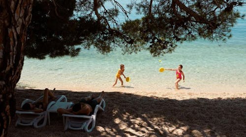 Bluesun Hotel Alga - Obiteljski pozdrav ljetu s punim pansionom, Tučepi, Makarska rivijera, Dalmacija, Hrvatska - 440 EUR - 2x noćenje u dvokrevetnoj Superior sobi s balkonom (morska strana) za 2 osobe (2 djece do 13,99 godina i 1 dijete do 2,99 godina besplatno), Puni pansion