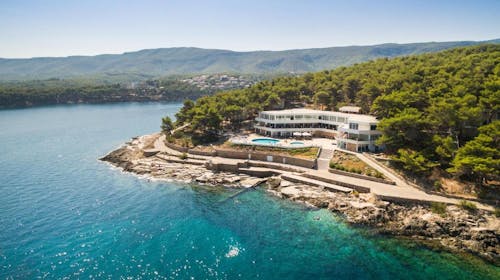 Fontana Resort - Početak ljeta na Hvaru u komfornim apartmanima, Jelsa, otok Hvar, Dalmacija, Hrvatska - 164 EUR - 2x noćenje u Comfort Studio apartmanu za 3 osobe, Korištenje 2 otvorena bazena s morskom vodom (jedan je dječji)
