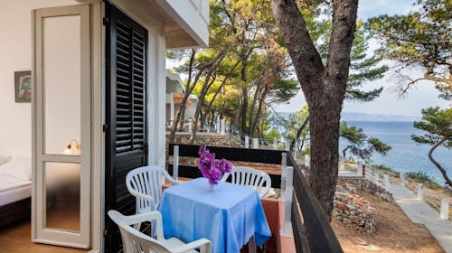 Fontana Resort - Početak ljeta na Hvaru u komfornim apartmanima, Jelsa, otok Hvar, Dalmacija, Hrvatska - 574 EUR - 7x noćenje u Comfort Studio apartmanu za 3 osobe, Korištenje 2 otvorena bazena s morskom vodom (jedan je dječji)