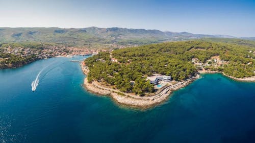 Fontana Resort - Početak ljeta na Hvaru, Jelsa, otok Hvar, Dalmacija, Hrvatska - 735 EUR - 7x noćenje u Maestral dvokrevetnoj Classic sobi s klimom, balkonom ili terasom (okrenute prema moru) za 2 osobe, Polupansion