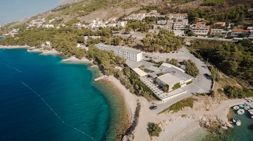 Sagitta Holiday Resort - Obiteljski početak ljeta u Omišu - Superior soba, Omiš, Dalmacija, Hrvatska - 509 EUR - 4x noćenje u Superior dvokrevetnoj sobi s balkonom (morska strana) za 2 osobe (1 dijete do 13,99 godina i 1 dijete do 4,99 godina besplatno), All inclusive