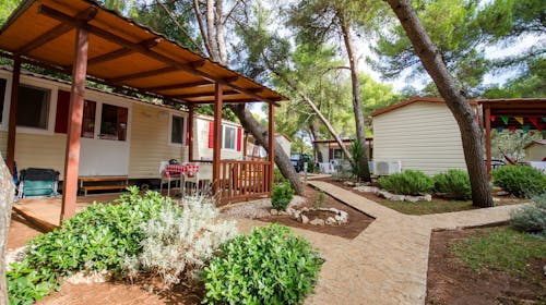 Kamp Rožac - Comfort kućica - Pozdrav ljetu u Trogiru, Okrug Gornji, Trogir, Dalmacija, Hrvatska - 400 EUR - 4x noćenje u mobilnoj kućici Comfort za 4 osobe (1 dijete do 11,99 godina besplatno), Korištenje posteljnine i ručnika