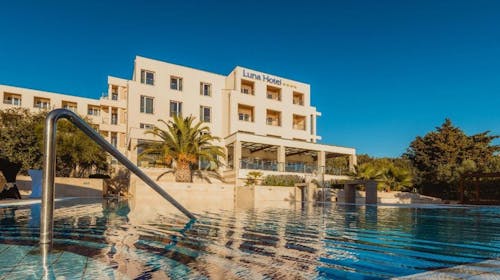 La Luna Island Hotel - All inclusive odmor za velike obitelji na Pagu s uključenom masažom - Posebna akcija, Lun, otok Pag, Hrvatska - 399 EUR - 2x noćenje u Standard obiteljskoj sobi (pogled park) za 2 osobe (2 djece do 11,99 godina i 1 dijete do 4,99 godina besplatno), All inclusive