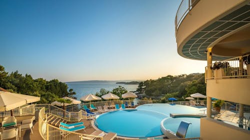 Sunny Krk by Valamar - Obiteljski odmor za početak i završetak ljeta na Krku, Krk, Hrvatska - 671 EUR - 3x noćenje u renoviranoj sobi „Room for 2+1 morska strana" za 3 osobe, Sunny Breakfast & Brunch in Sunny Dinner