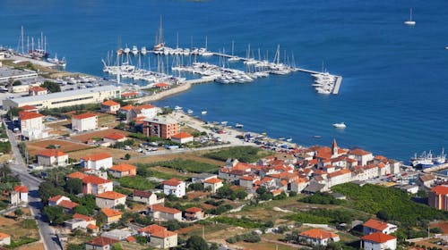 Rotondo Annex - Superior soba - Ljeto u Dalmaciji, Seget Donji, Trogir, Dalmacija, Hrvatska - 904 EUR - 5x noćenje u dvokrevetnoj Superior sobi s balkonom za 2 osobe (1 dijete do 12 godina besplatno), Polupansion