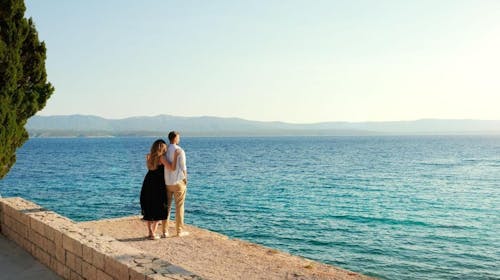 Bluesun Holiday Village Bonaca - Pozdrav ljetu s punim pansionom u Bolu, Bol, otok Brač, Dalmacija, Hrvatska - 440 EUR - 2x noćenje u Superior dvokrevetnoj sobi s balkonom (morska strana) za 2 osobe (1 dijete do 13,99 godina i 1 dijete do 2,99 godina besplatno), Puni pansion